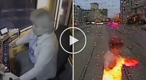 La donna si ferma sui binari per guardare il telefonino e muore investita dal tram