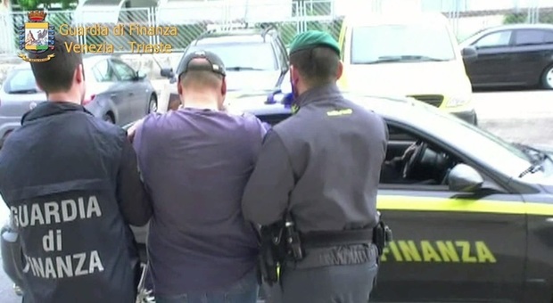Extracomunitari corrieri della droga. Sequestrati 35 chili, 36 arresti