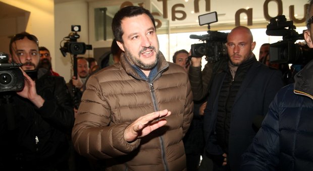 Reddito cittadinanza, Salvini: «Chi ha il macchinone o più case non vedrà un euro»