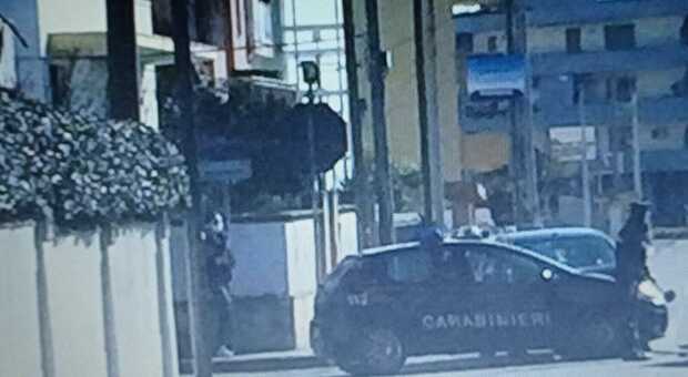 Scontro in città con l'auto dei carabinieri: arriva il 118