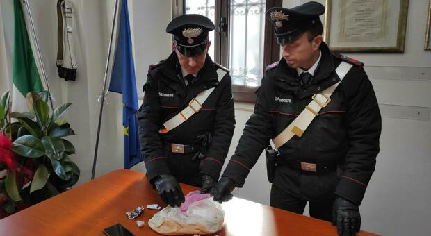 Sorpreso con la cocaina: i carabinieri la trovano nel giubbotto e anche negli slip