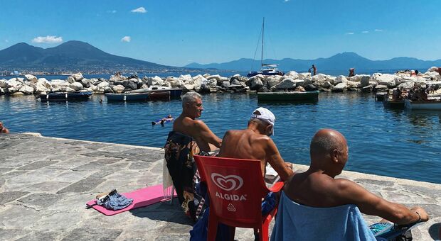 immagine Napoli, tutti pazzi per il mare di Mergellina: «Qui la vera vacanza low cost»