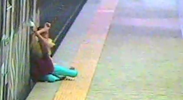 Roma, trascinata dalla metro B: «Ora l'Atac mi risarcisca»