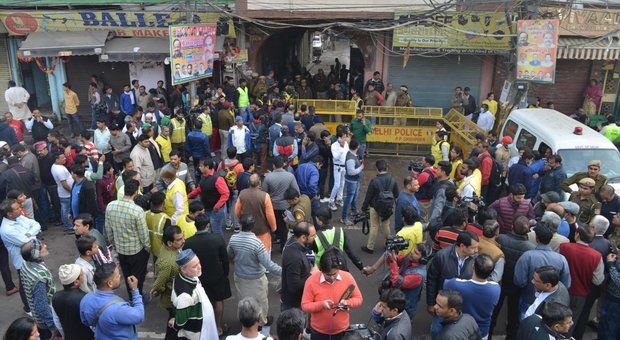 India, incendio in un mercato di New Delhi: almeno 34 morti