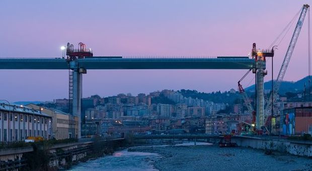 Genova, Fincantieri: il ponte-nave scavalca il Polcevera