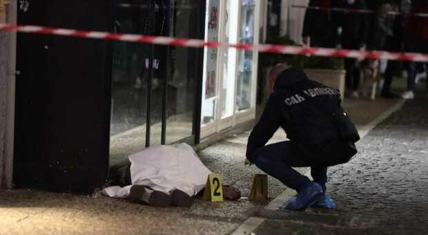 Omicidio a Napoli, uomo ucciso a colpi di pistola in strada: aveva 77 anni