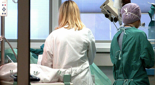 Marche Nord ha sospeso 12 dipendenti no vax tra cui un tecnico e 4 infermieri. C’è anche un reintegro