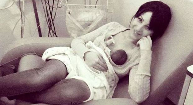 Posta su Fb la foto dell'allattamento della figlia prematura, il social la rimuove: "È offensiva"