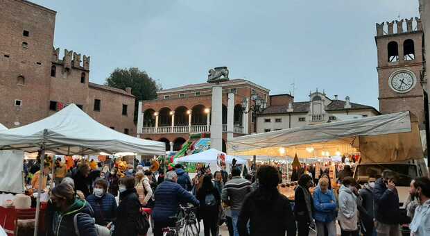 Piazza Risorgimento affollata per la festa di Halloween