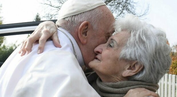 NELLA FOTO l'abbraccio con la cugina Carla (photo credit Vatican Media)