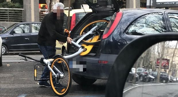 Via Casilina, così sparisce la bici gialla del bike sharing
