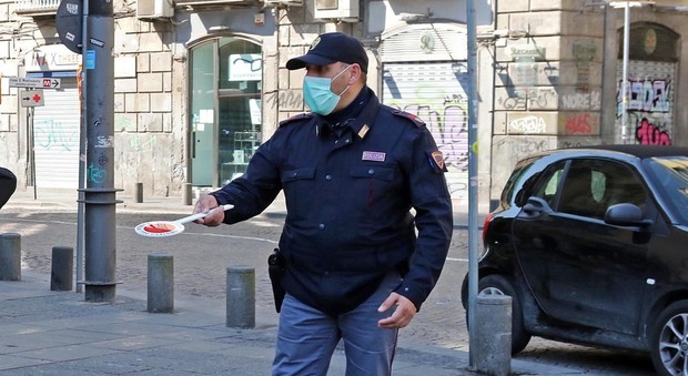 Covid a Napoli, controlli anti-assebramenti ai Decumani: 6 multe e due fratelli denunciati
