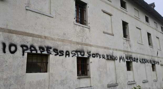 Scritte sui muri tornate nel paese di Erostrato: «Io papessa verso l'esaurimento»