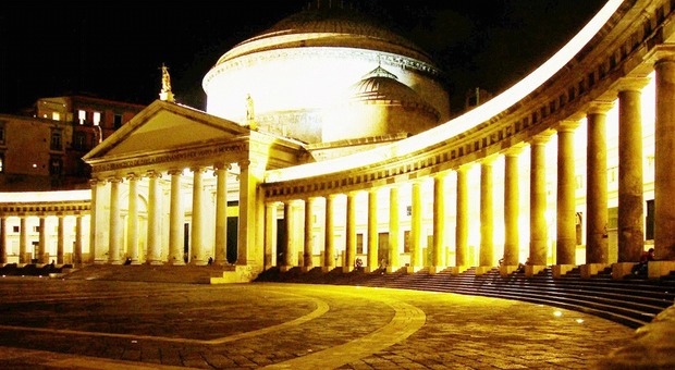 Napoli. Notte di mandolini e stelle cadenti per San Lorenzo in piazza Plebiscito