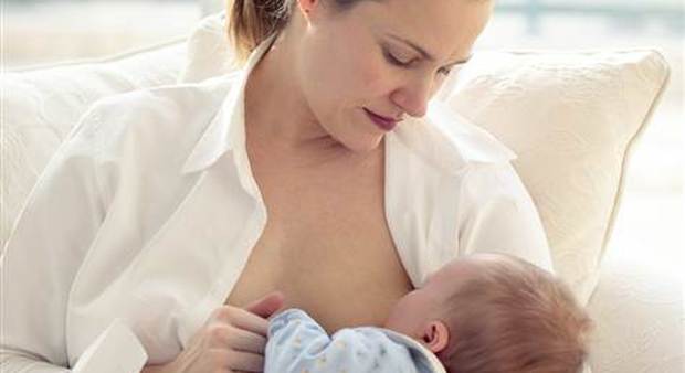 Non riesce ad allattare al seno il suo bambino: "Per fortuna avevo il vibratore"