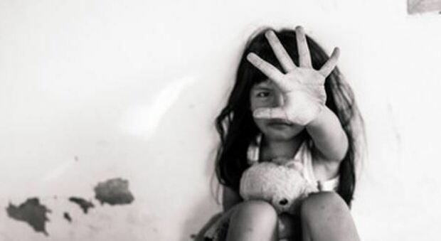 Abusi sui bambini in aumento durante la pandemia: «più 17% dei casi online»