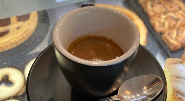 Caffè scontato «se porti tazza, cucchiaino e zucchero». La risposta ai costi per i servizi aggiuntivi di un bar nel Savonese