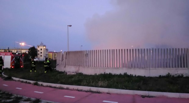 Incendio nella zona industriale, il fumo invade la carreggiata