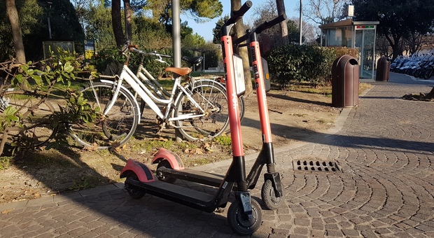 Pesaro, la rivoluzione elettrica della mobilità da Covid: biciclette, monopattini e scooter
