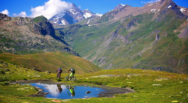 Pedalare ad alta quota con vista: la Valle d’Aosta per “bike lovers”