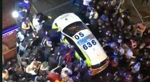 Liverpool, follia collettiva prima del nuovo lockdown: la festa in strada senza distanze e mascherine VIDEO