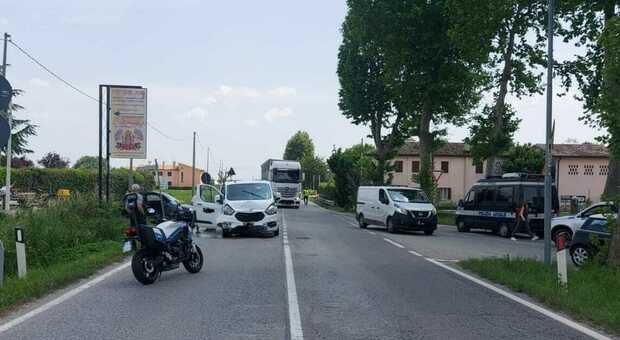 Incidente in Strada Feltrina a Montebelluna tra una Lancia e un autocarro. Disagi per il traffico