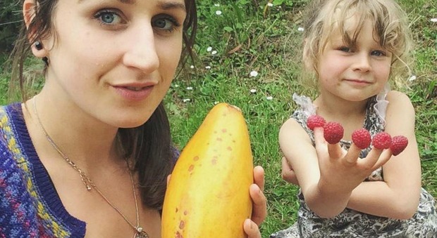 Mamma vegana nutre la figlia di 5 anni solo con frutta e verdura cruda
