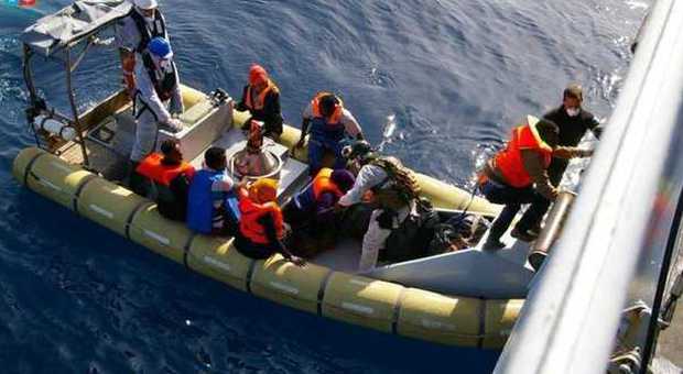 Due barconi di migranti soccorsi al largo della Sicilia: a bordo anche 100 bambini