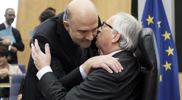 Pierre Moscovici con Jean-Claude Juncker