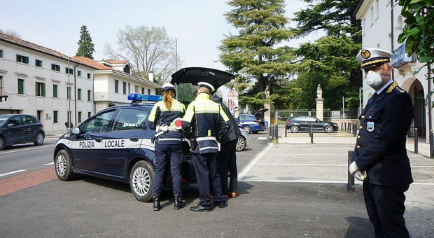 La Polizia locale di Treviso durante i controlli