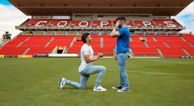 Il primo calciatore gay a fare coming out si sposa: Josh Cavallo e la proposta in campo