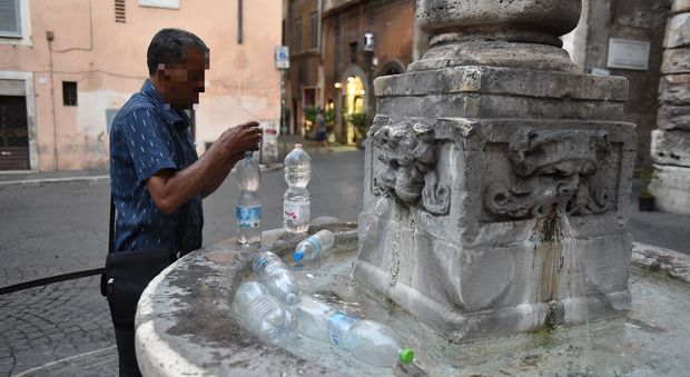 Roma, bottiglie per i turisti riempite con l'acqua delle fontane a 2 euro