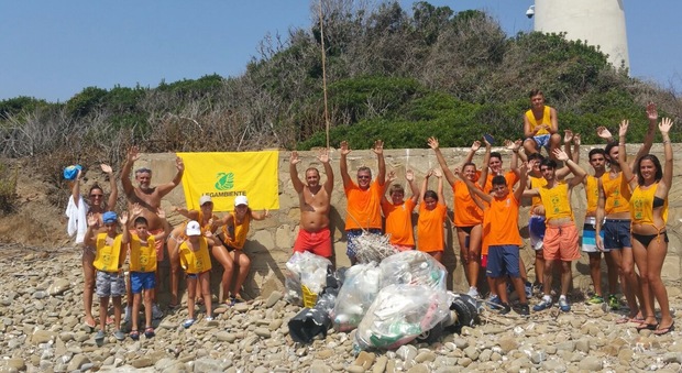 Cilento, volontari di Legambiente puliscono l'isola di Licosa