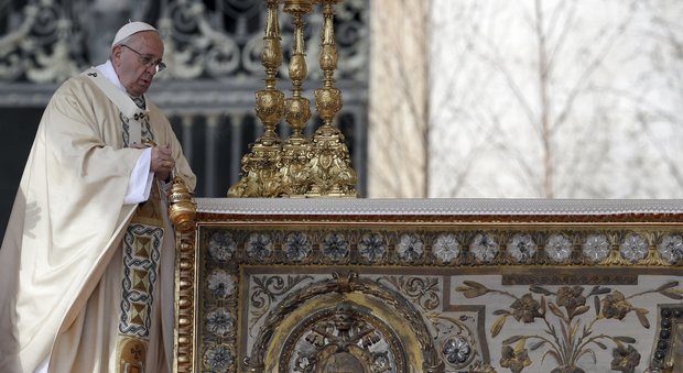 Pasqua, il Papa: «L'annuncio di Dio è una sorpresa, tutti corrono per lui»