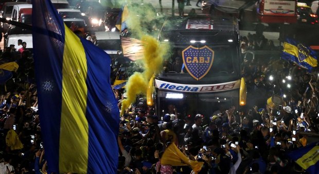 Il Boca Juniors parte per Madrid, i tifosi invadono le strade
