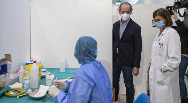 Il presidente Zaia durante le vaccinazioni a Godega di Sant'Urbano