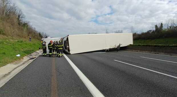 Incidente sull'A1 tra Ferentino e Ceprano, Tir si ribalta: conducente ferito e 9 km di coda
