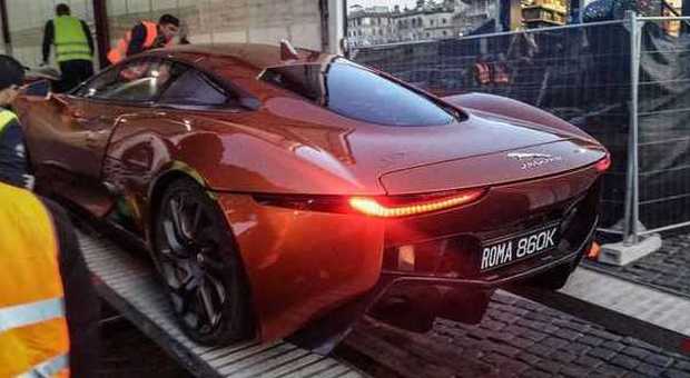 Una delle auto del nuovo film di James Bond che si gira in parte a Roma