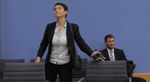 Germania, l'ex leader Petry lascia l'Afd, il partito si spacca al primo giorno in parlamento