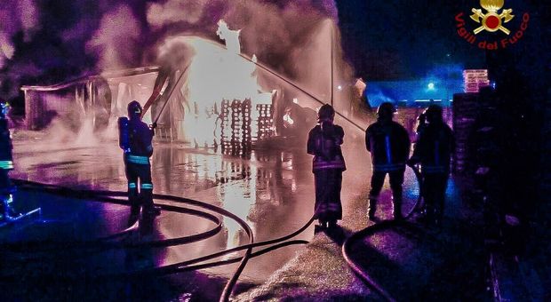 I vigili del fuoco mentre spengono l'incendio scoppiato l'altra notte nella fabbrica di Brugnera