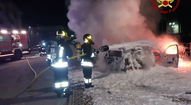 Dalle bocchette dell'aria dell'auto esce fumo: vettura prende fuoco in via Casabellata a Santa Giustina
