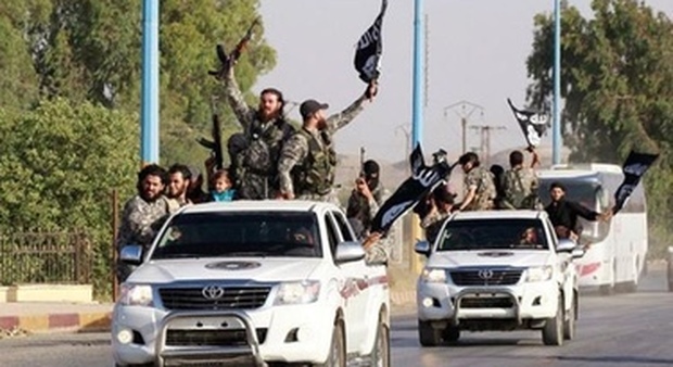 Siria, miliziani dell'Isis riconquistano un quartiere di Palmira e abbattono un jet di Damasco