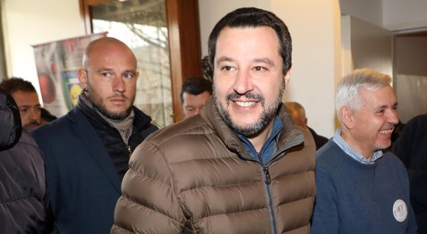 Reddito cittadinanza, Salvini: «Chi ha il macchinone o più case non vedrà un euro»