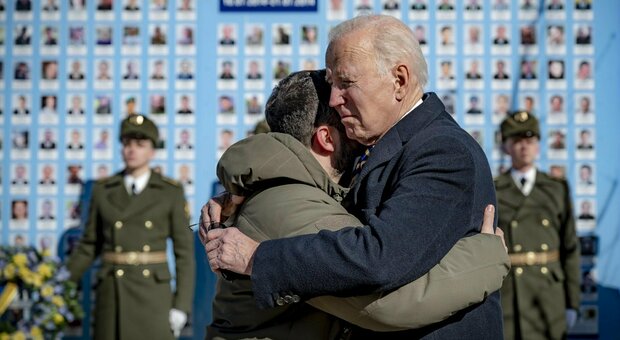 Biden a sorpresa a Kiev: «Siete eroici». In arrivo mezzo miliardo e nuove armi