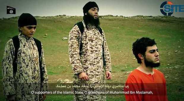 Isis, nuovo video: bambino uccide un prigioniero