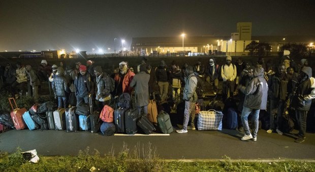 Calais, lo sgombero della "giungla": 8.000 migranti da trasferire
