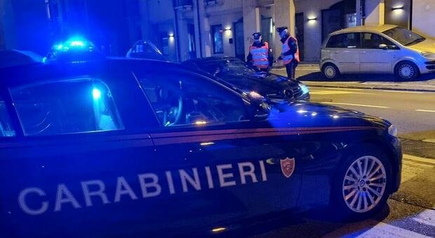 Auto sbanda pericolosamente in via Podesti, al volante un 56enne ubriaco: multa, denuncia e ritiro della patente