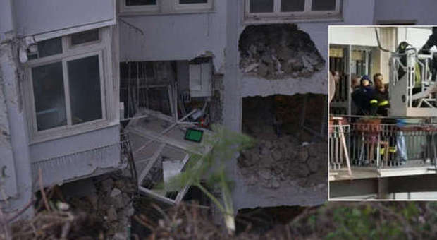 Frana investe palazzo: strage sfiorata a Posillipo. Famiglie bloccate all'interno: "Un bombardamento"