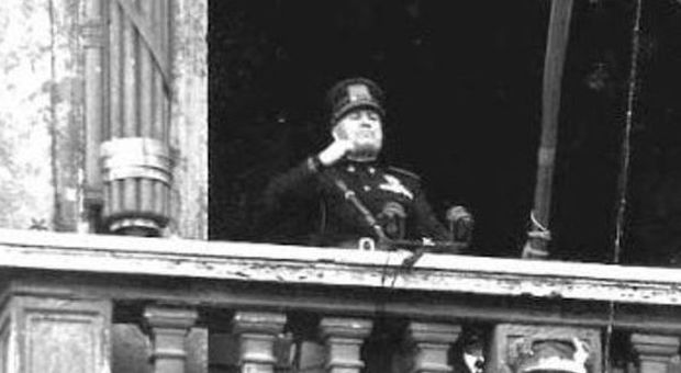8 maggio 1936 Mussolini proclama la fondazione dell'Impero dal balcone di piazza Venezia