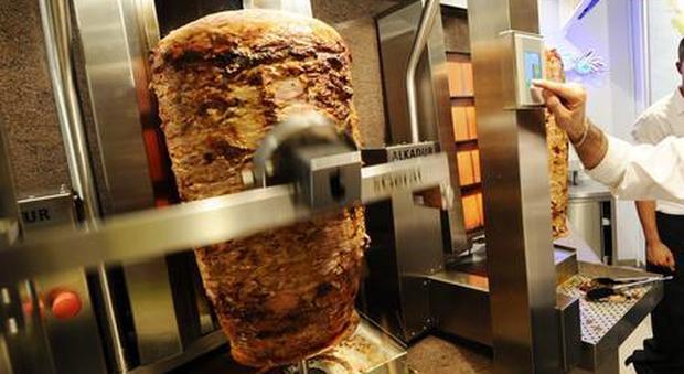 Risse al Kebab bar con mazze e bastoni: il questore lo chiude